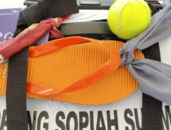 Gaya Unik Jemaah Haji Tandai Koper: Dari Kain Perca sampai Sandal Jepit