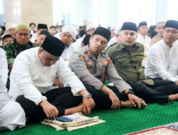 Wakil Wali Kota, Kapolres Padangsidimpuan dan Rusydi Nasution Salat Idul Adha di Masjid Al Abror