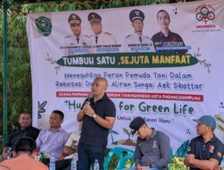 Rusydi Puji Pemuda Tani Sidimpuan Tanam Bibit di Daerah Aliran Sungai Aek Sibottar