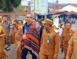 Kunjungi RSUD Padangsidimpuan, Sihar Sitorus Disambut Ulos