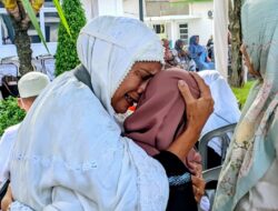 Tangisan dan Tetes Air Mata  Sambut Kepulangan Jemaah Haji Asal Padangsidimpuan