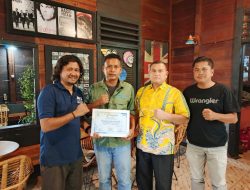 Ketua JMSI Tabagsel Serahkan Piagam Penghargaan kepada PT NSHE