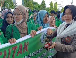 Polwan Bersorban dari Polres Padangsidimpuan Bagi-bagi Air Mineral dan Permen ke Mahasiswa