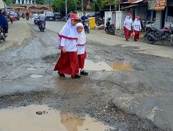 Miris! Rusak Berat, Jalan Brigjen Katamso Sidimpuan Mirip Kubangan Kerbau