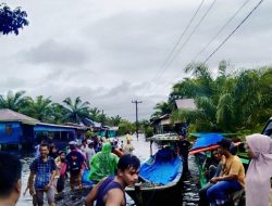 Banjir Genangi Badan Jalan Nasional di Singkuang, Warga Terpaksa Naik Perahu