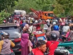Mobil Kontainer Terbalik, Warga Tertahan di Jalinsum Simirik Padangsidimpuan 13 Jam