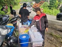 Daripada Dagangan Tak Habis, Surya Bakti Jualan di Lokasi Kemacetan Jalinsum Simirik Padangsidimpuan