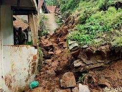 Dua Rumah Warga di Angkola Barat Tapsel Rusak Dihantam  Longsor