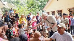 Anggota DPR Sabam Rajagukguk Bagikan Sembako dan Susu ke Warga Desa Tandihat, Tapsel