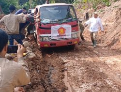 Dramatisnya Penyaluran Bantuan Anggota DPR RI Sabam Rajagukguk ke Angkola Sangkunur, Tapsel