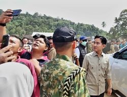 Sebelum Pulang, Wapres Gibran Sempatkan Selfie dengan Warga