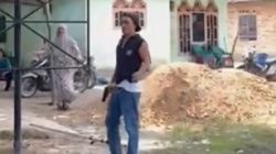 Oknum kepala desa diduga acungkan senjata api