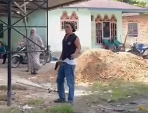 Oknum kepala desa diduga acungkan senjata api