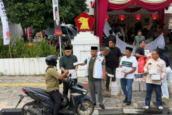 Gerindra Sumut bagikan 1000 takjil setiap hari