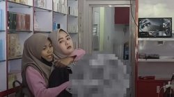 wanita bawa parang di toko HP Medan