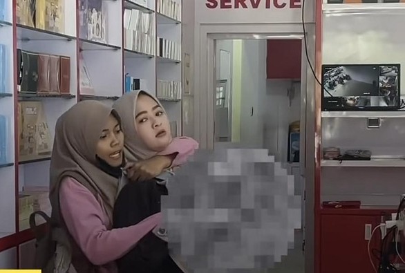 wanita bawa parang di toko HP Medan