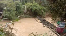 jembatan putus Paluta akibat banjir