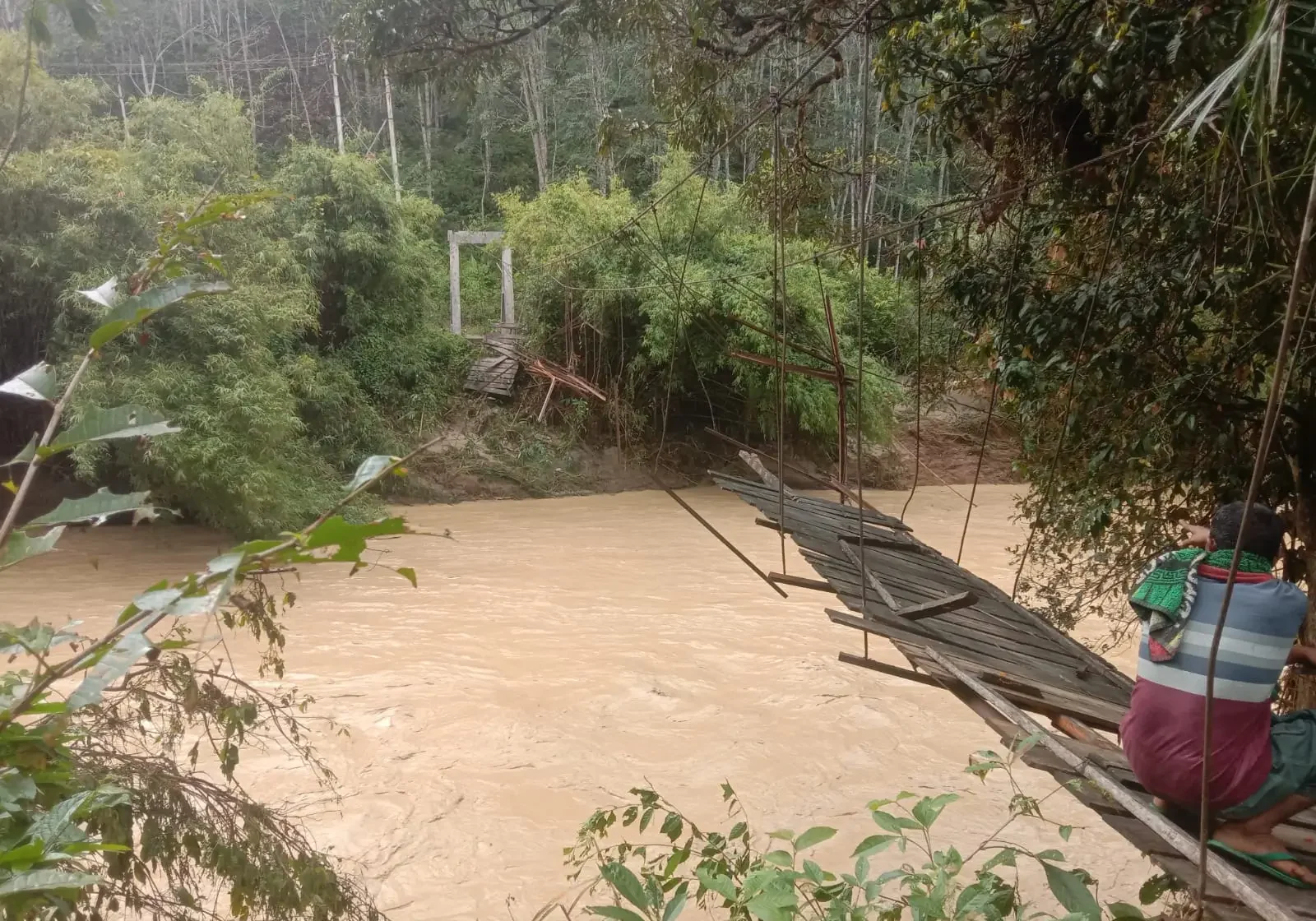 jembatan putus Paluta akibat banjir