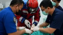 pria Pekanbaru pasang cincin di kemaluan