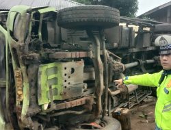 Rem Blong! Truk Tangki di Batang Toru Hantam Kantor Desa dan 4 Rumah, Sopir Tewas
