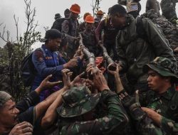 2 WNA Singapura Ditemukan Berpelukan Tertimbun Batu di Gunung Dukono