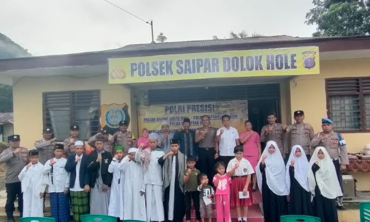Kapolsek Saipar Dolok Hole santuni anak yatim