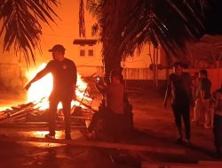 Tak Cukup Digrebek, Polisi Bakar Barak Narkoba yang Meresahkan Warga di Labura