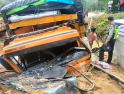 Diduga Rem Blong, Truk Fuso Seruduk Hilux hingga Masuk Parit di Sipirok