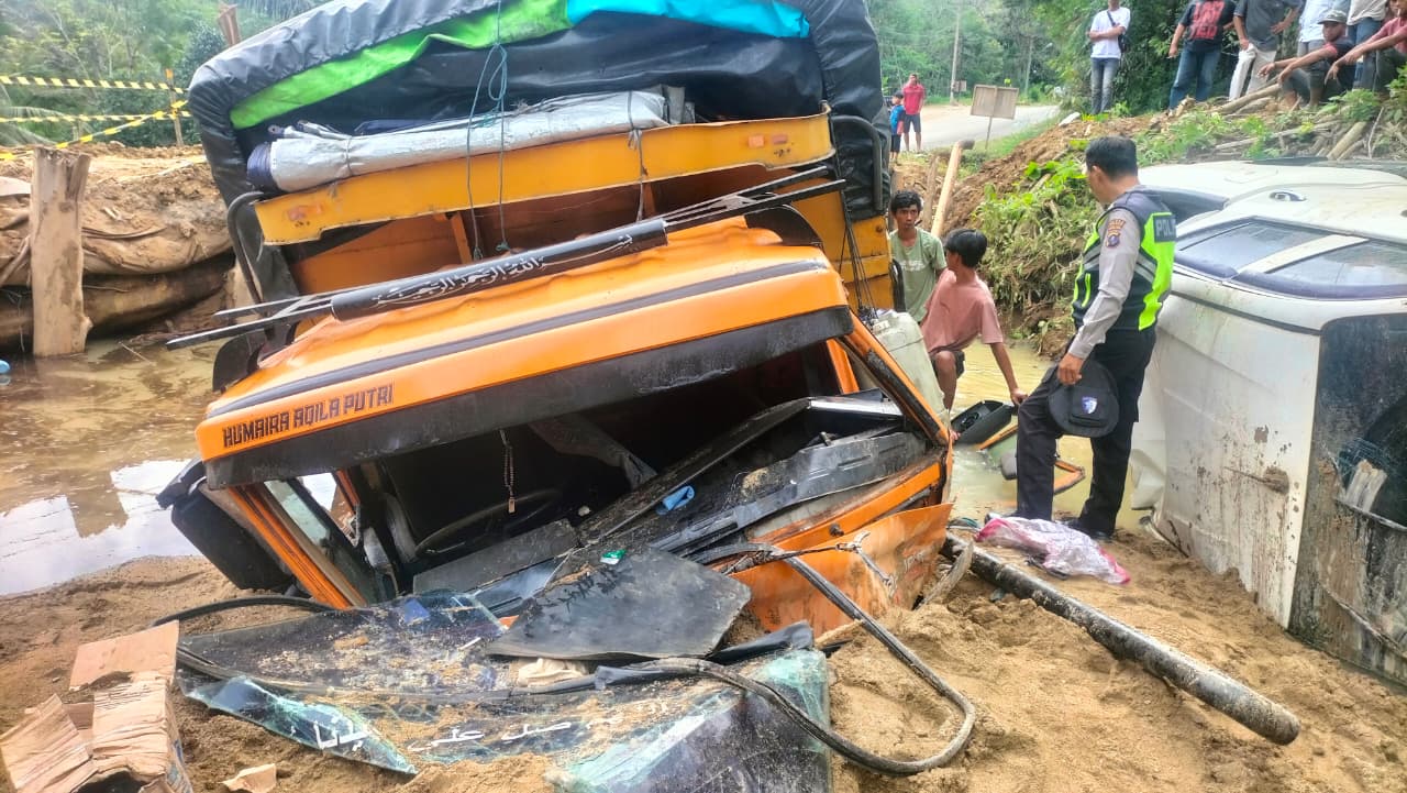 Truk Fuso Seruduk Hilux di Sipirok