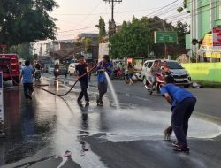 Minyak Solar Tumpah, Pengendara Terjatuh, Dinas Damkar Sidimpuan Bersihkan Badan Jalan