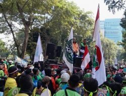 Ratusan Ojol Kepung DPRD Sumut, Tuntut Potongan Aplikasi 8 Persen Segera Diterapkan