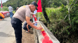 Kapolsek Sipirok perbaiki jembatan Sialagundi