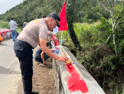 Melihat Akses Warga Rusak, Kapolsek Sipirok Ajak Masyarakat Gotong Royong Perbaiki Jembatan Sialagundi