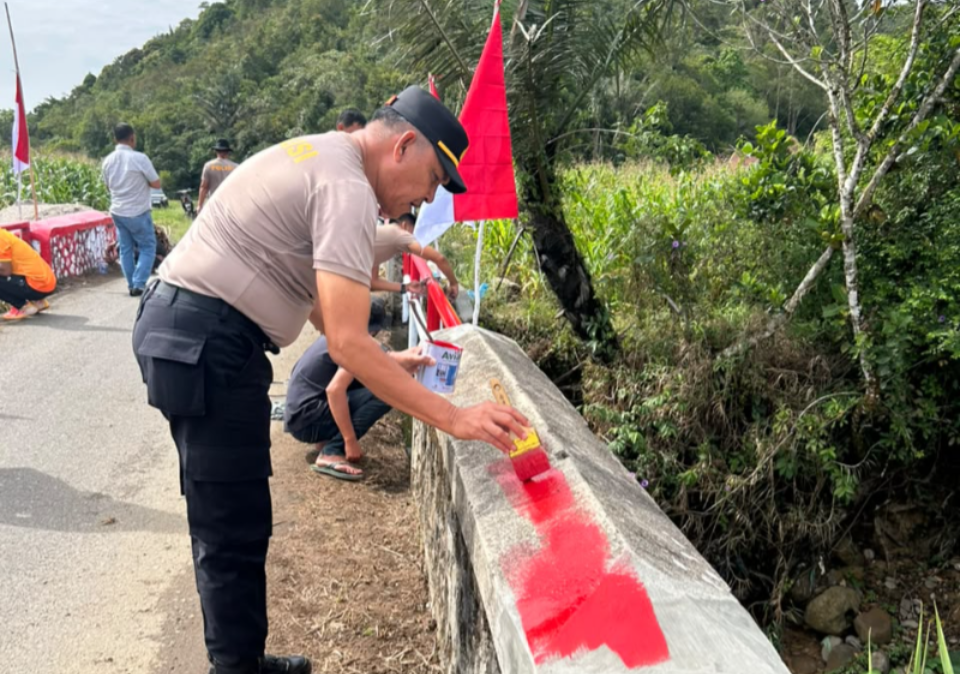 Kapolsek Sipirok perbaiki jembatan Sialagundi
