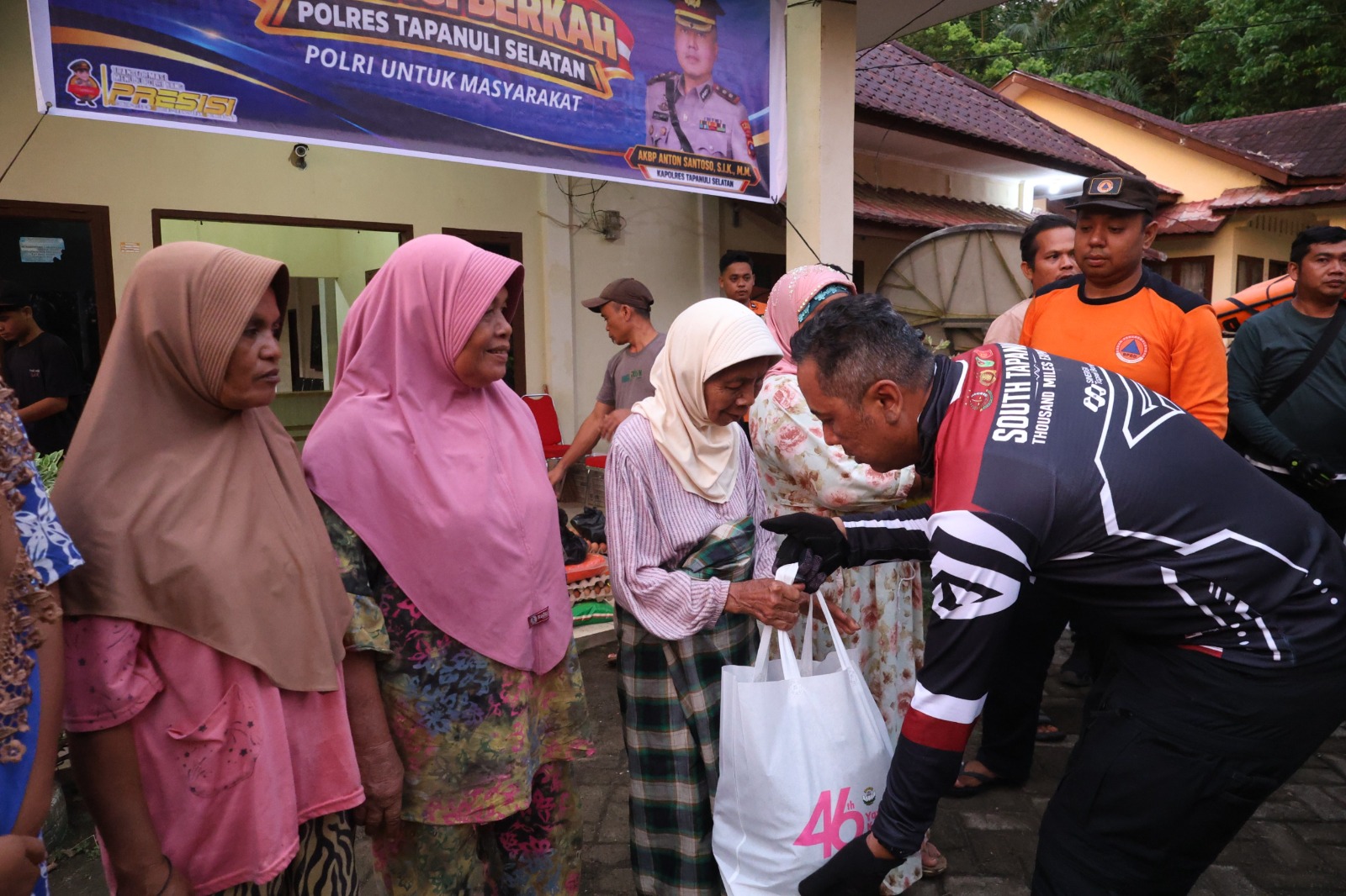 Kapolres Anton Santoso beri bantuan