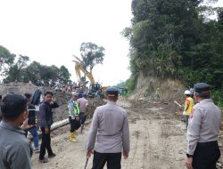 Jalinsum Sipirok-Medan Amblas Masih Lumpuh, Mobil dan Truk Belum Bisa Melintas
