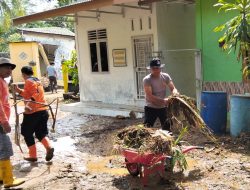 Pasca Sungai Parsariran Meluap, Polsek Batangtoru Gotong Royong Bersihkan Rumah Warga